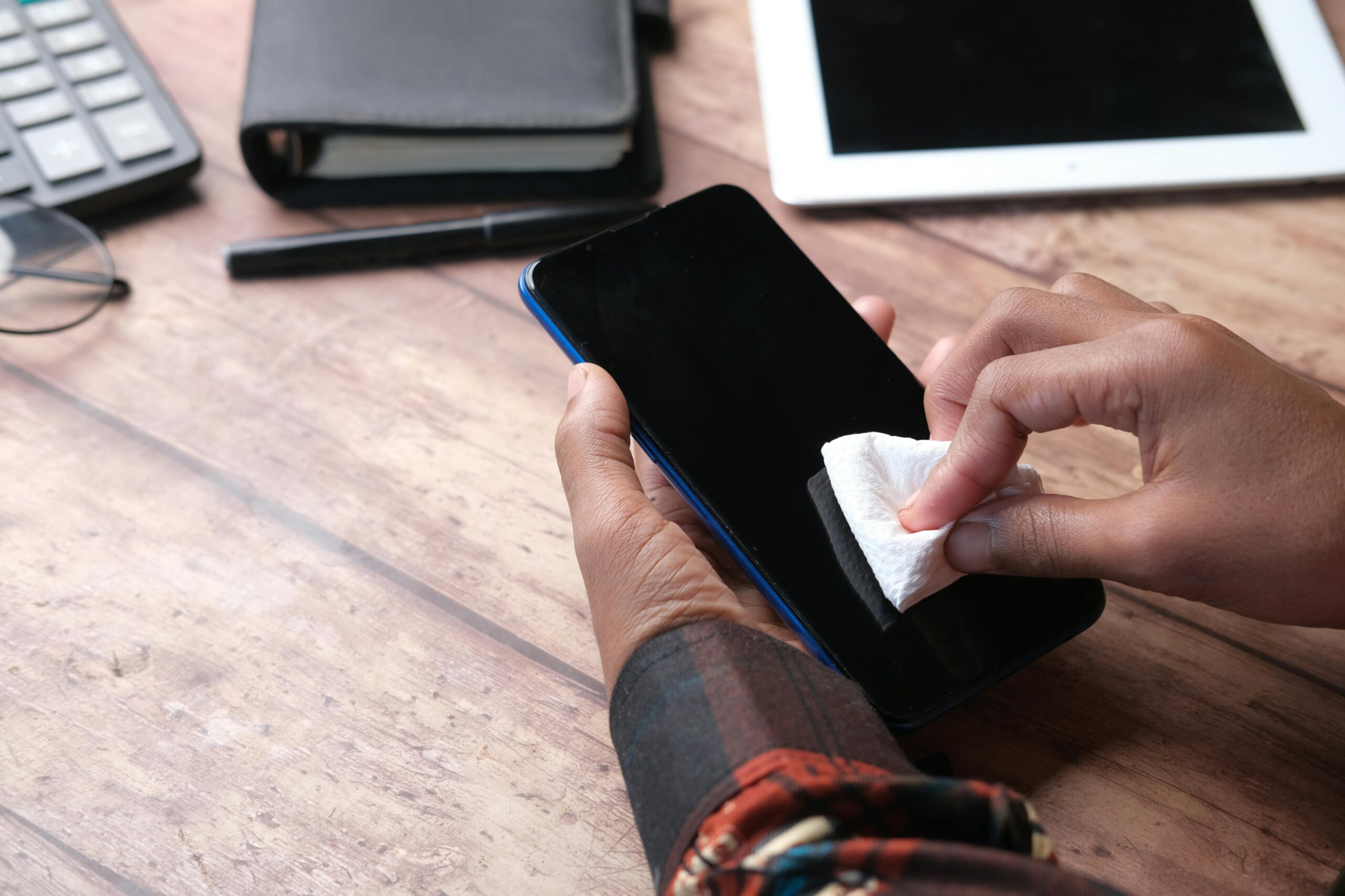 How to Safely Clean Your Smartphone Screen: The Ultimate Guide for a Crystal-Clear Display