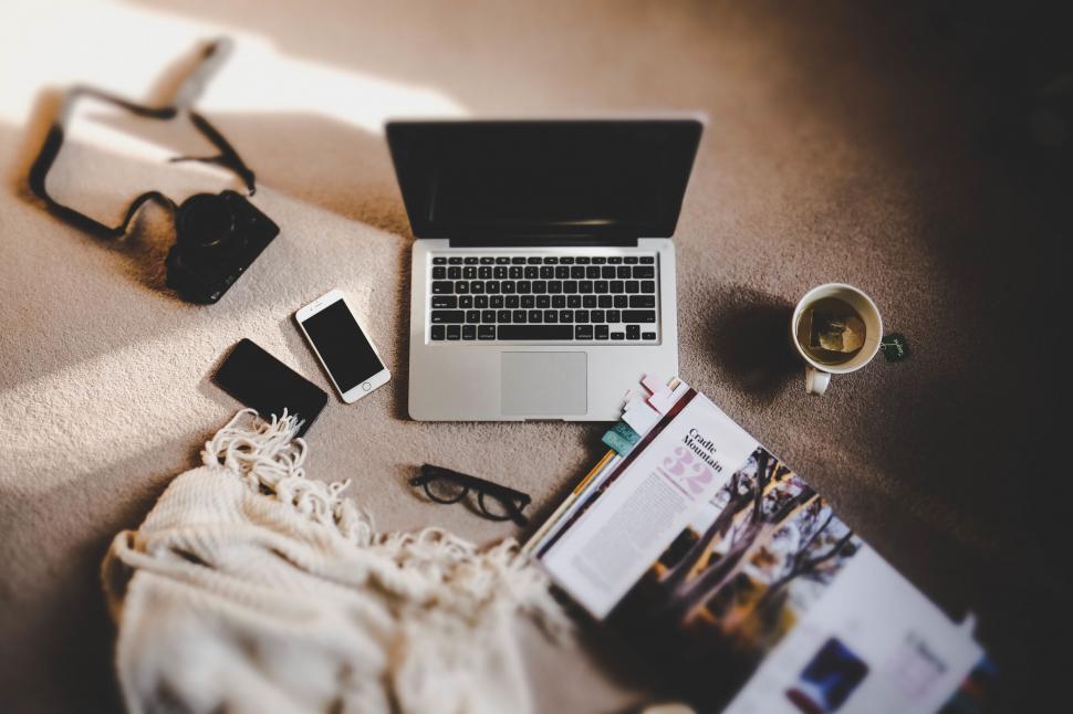 Latest Laptops & Ultralight Devices: Portability, Performance, and Trends for Hybrid Workers